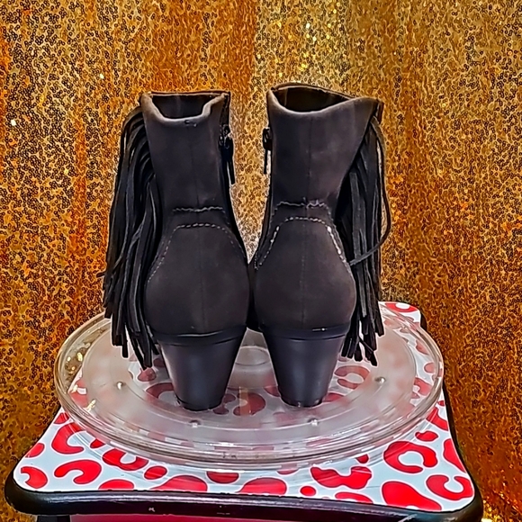 D Like New Chocolate Brown Crown Vintage Brown Booties w Fringe - Picture 4 of 8
